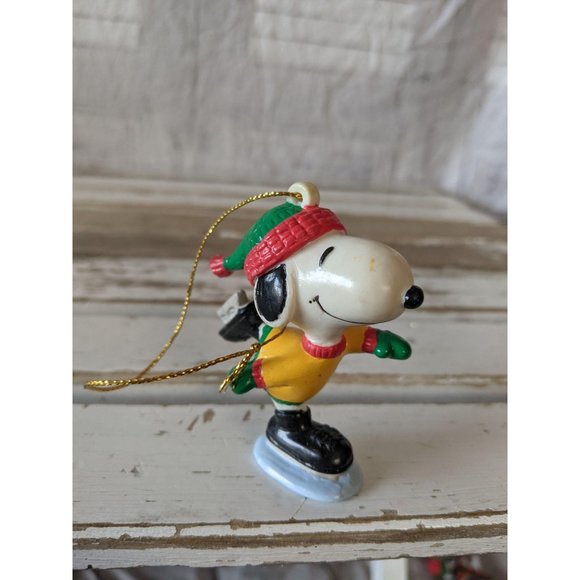 United feature Snoopy skating green hat ornament X - Picture 1 of 8